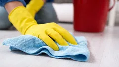 Come pulire il pavimento senza lasciare tracce appiccicose o aloni (e perché l'acqua calda non è una buona soluzione)