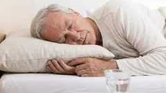 Dormire dopo i 60 anni: 4 abitudini serali che più spesso rubano il sonno tranquillo