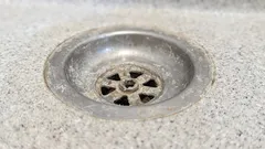 Prevenire gli intasamenti degli scarichi che aumentano in inverno Come usare il bicarbonato di sodio + acqua calda per impedire che il grasso si solidifichi