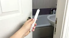 Una volta al mese vado in bagno e porto con me una candela normale. Questo risolve tre problemi contemporaneamente.