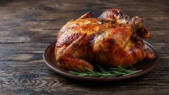 Cosa spalmare sul pollo per renderlo succoso e tenero: le tre migliori marinate per cuocerlo al forno