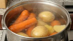 Cosa aggiungere all'acqua per evitare che le verdure diventino scure: la magia della cucina