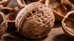 Non buttate via i gusci delle noci: questi scarti vi aiuteranno a risolvere un sacco di problemi domestici.