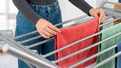 Come asciugare i vestiti in 7 minuti senza ferro da stiro, termosifone o asciugatrice: un trucchetto efficace