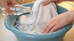 La sera inzuppo gli strofinacci e i guanti da cucina: al mattino sono perfettamente puliti, anche le macchie di grasso più vecchie scompaiono.