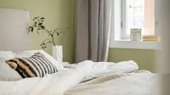 Perché il letto non dovrebbe essere posizionato di fronte alla finestra: non solo correnti d'aria, ma anche compromissione del senso di sicurezza