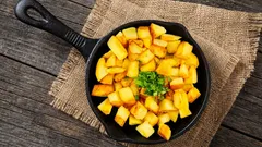 Le patate al forno sono più gustose se non le lessate prima e al posto dell'acqua utilizzate un ingrediente molto più buono.